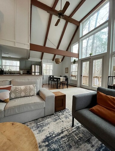 4 bedroom Basye, VA with nearby skiing, lake & mountain biking. Fully equipped