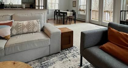 4 bedroom Basye, VA with nearby skiing, lake & mountain biking. Fully equipped