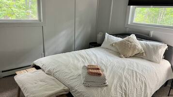 4 bedrooms, desk, iron/ironing board, free WiFi