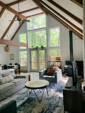 Smart TV, fireplace - 4 bedroom Basye, VA with nearby skiing, lake & mountain biking. Fully equipped (Basye)