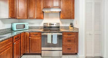 3bd/Centrally located/stylish/North Hills/PNC arena/Crabtree Valley Mall