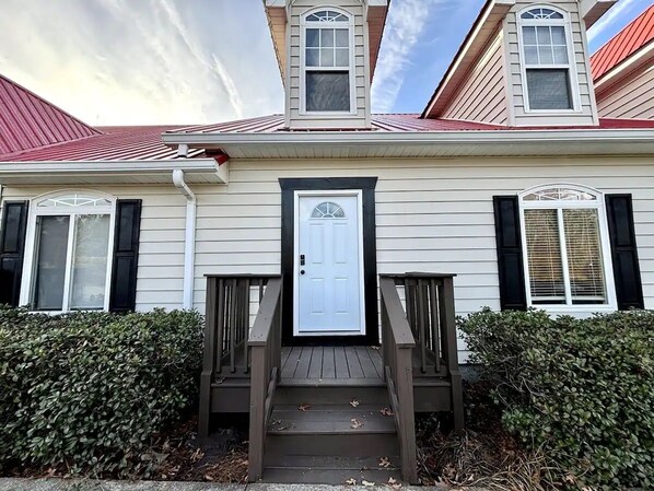 Exterior detail - Lakefront Villa 2 / Dock Access (Wedowee)