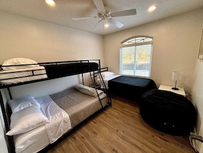 3 bedrooms, WiFi, bed sheets - Lakefront Villa 2 / Dock Access (Wedowee)