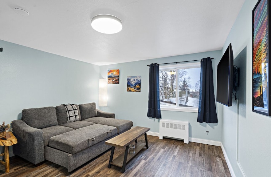 5 Min Walk To Restaurants/cafes, 8 Min Drive To Airport, 10 Min Walk To Trails. - Anchorage, AK