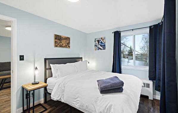 1 室のベッドルーム、デスク、WiFi (無料)、ベッドシーツ