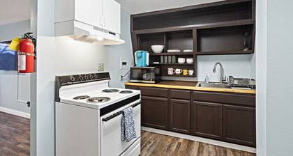 5 Min walk to restaurants/cafes, 8 min drive to airport, 10 min walk to trails.