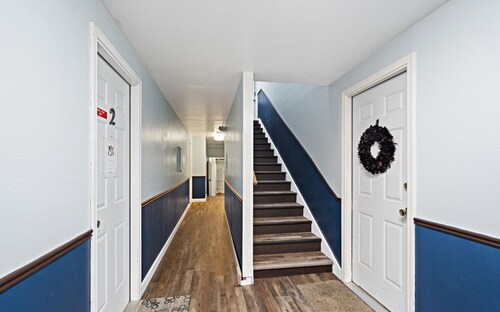 5 Min walk to restaurants/cafes, 8 min drive to airport, 10 min walk to trails.