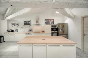 Een koelkast, een microgolfoven, een oven, een kookplaat