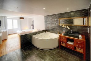 3 slaapkamers, een strijkplank/strijkijzer, wifi, beddengoed