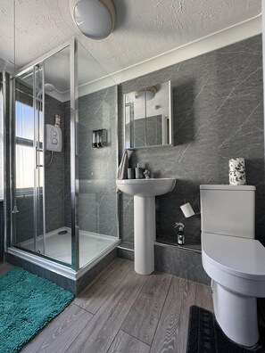 Shower, hair dryer, towels - Purbeck Inn Sleeps 4 - Bournemouth Town Centre (Bournemouth)