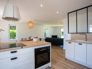 冷蔵庫、オーブン、食器洗い機、調理器具と食器