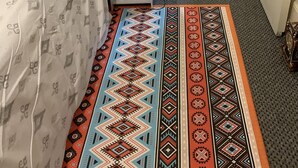 A room with a patterned carpet, a white curtain with a leaf pattern, and a grey carpet on the floor. - Sleeps 2 with Free Parking and Wi-Fi (Birmingham)