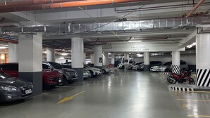 Un estacionamiento con varios niveles y automóviles aparcados.