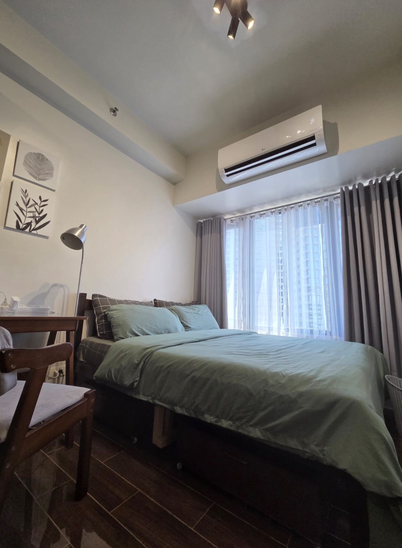 1 dormitorio, escritorio, tabla de planchar con plancha y wifi