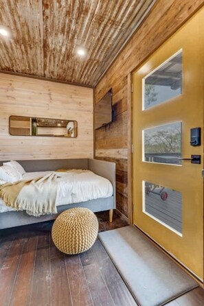 1 slaapkamer, een bureau, een strijkplank/strijkijzer, wifi