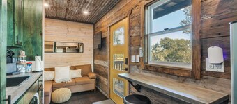 The GlampBox. Lakefront, 20acres, Starlink Wifi!