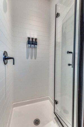 Douche, sèche-cheveux, serviettes fournies, shampoing
