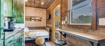 The GlampBox. Lakefront, 20acres, Starlink Wifi!