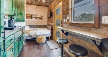 The GlampBox. Lakefront, 20acres, Starlink Wifi!