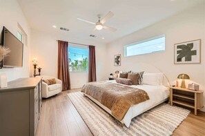 4 soverom, skrivebord, strykejern/-brett og reiseseng for barn