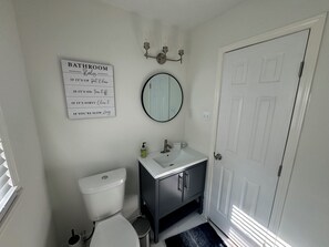 Chuveiro, secador de cabelo, toalhas de banho, sabonete