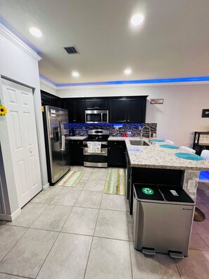 Fridge, microwave, oven, stovetop - Cozy 3-bedroom townhome inHomestead , near Keys, with AC, full kitchen , WiFi (Homestead)