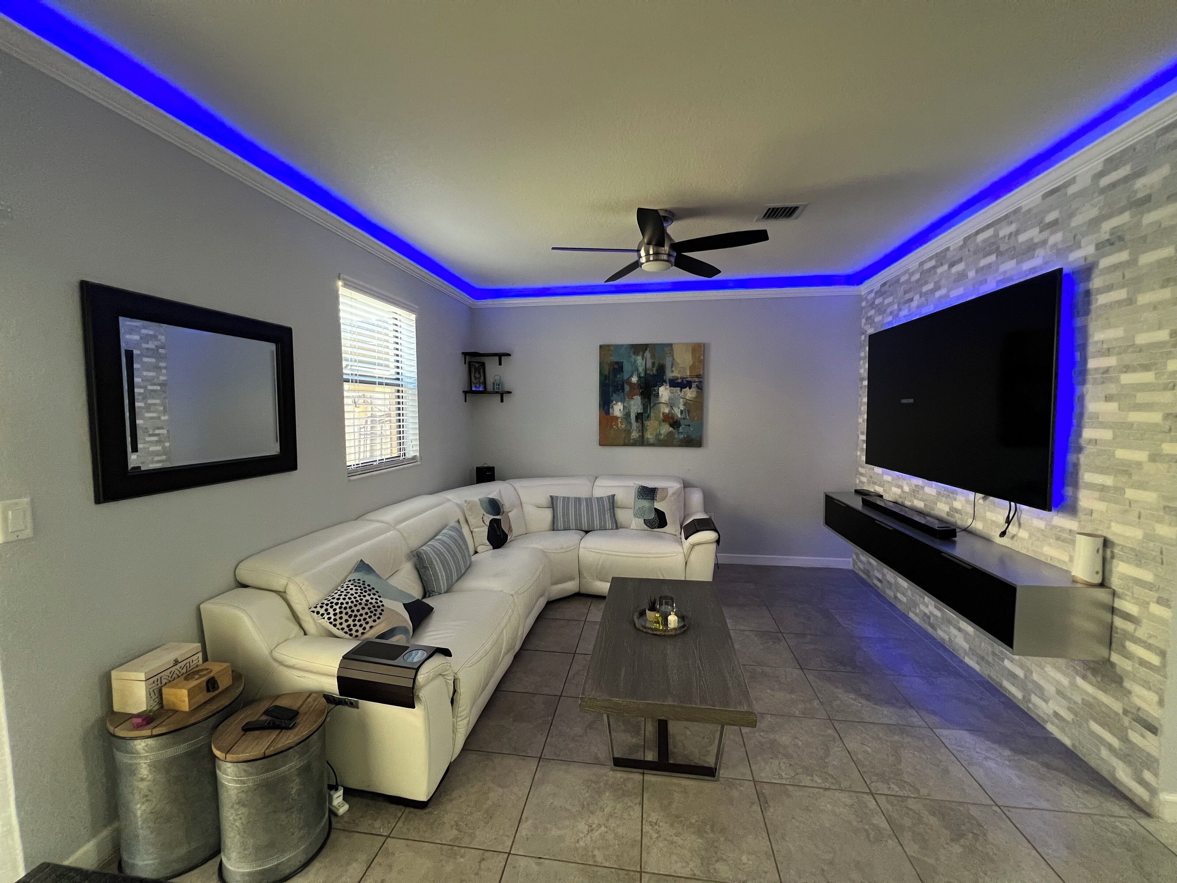 Cozy 3-bedroom townhome inHomestead , near Keys, with AC, full kitchen , WiFi