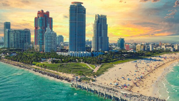 A coastal cityscape with high-rise buildings, a beach, and a pier. - Cozy 3-bedroom townhome inHomestead , near Keys, with AC, full kitchen , WiFi (Homestead)