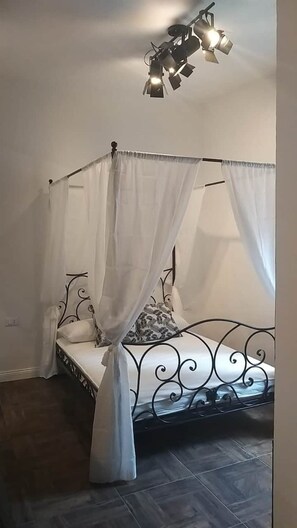 1 bedroom, bed sheets - Apartment 'Appartamento Luxury - Torre' with Air Conditioning (Terracina)