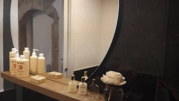 Douche, sĂšche-cheveux, serviettes fournies