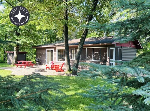 Cozy Cabin Nisswa with Outdoor Hot tub, Sauna and Tennis Court (Plus Extra House & Bunkhouse Avail)