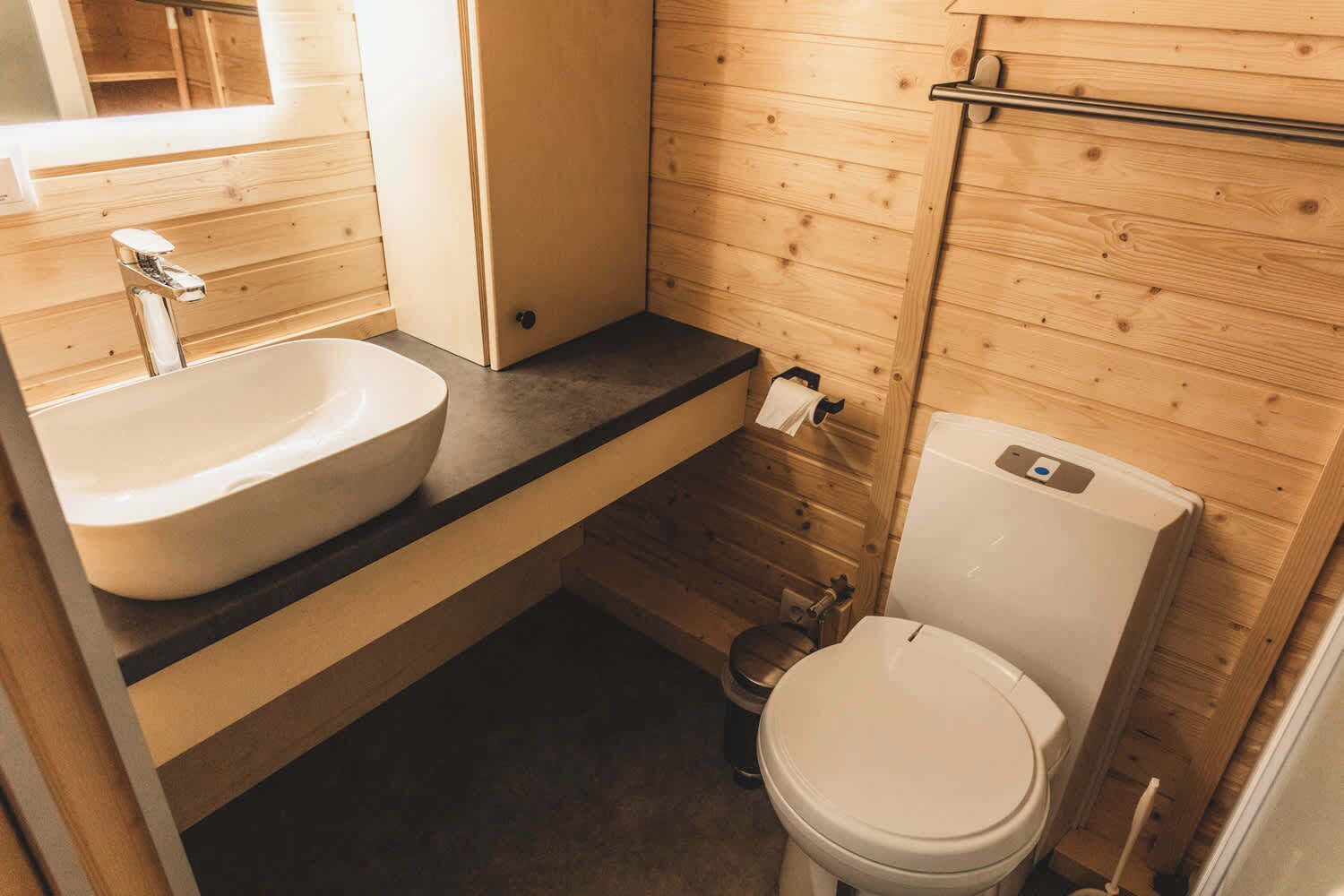 Suihku, ilmaiset hygieniatuotteet, hiustenkuivaaja, pyyhkeet