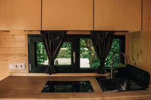 Kühlschrank, Herdplatte, Wasserkocher mit Kaffee-/Teezubehör