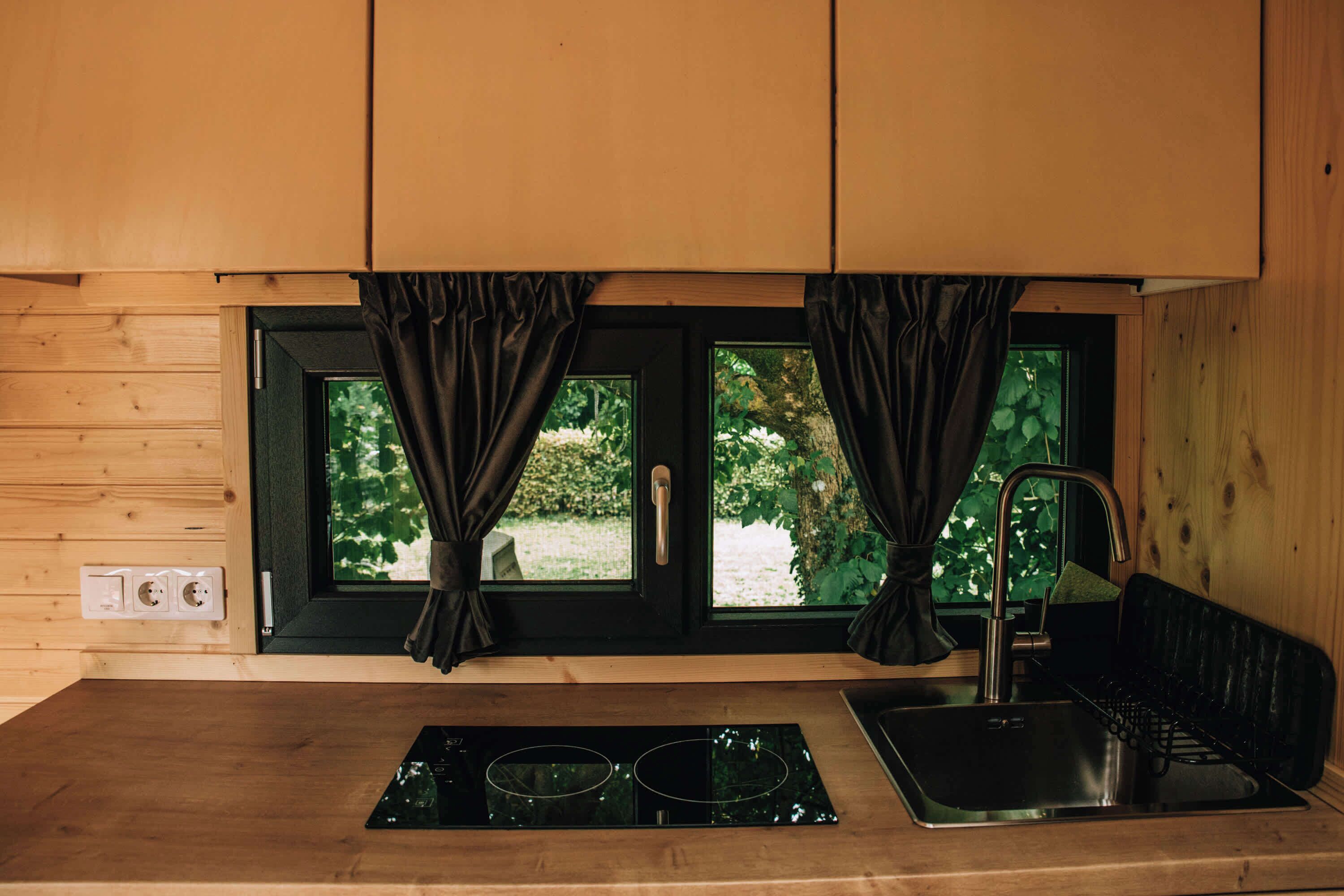 Fridge, stovetop, coffee/tea maker, toaster