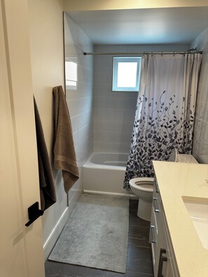 Eco-friendly toiletries, hair dryer, towels, soap - Quiet corner on Burman (Gold River)