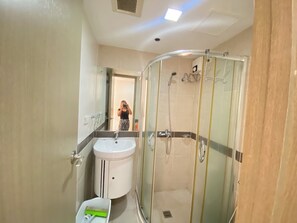 Shower, bidet, towels, soap - Affordable Condotel in Solemare Parksuites (Parañaque)