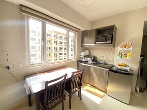 Fridge, microwave, electric kettle, cookware/dishes/utensils - Affordable Condotel in Solemare Parksuites (Parañaque)