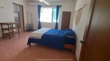 2 quartos, ferros/tĂĄbuas de passar roupa, Wi-Fi, roupa de cama