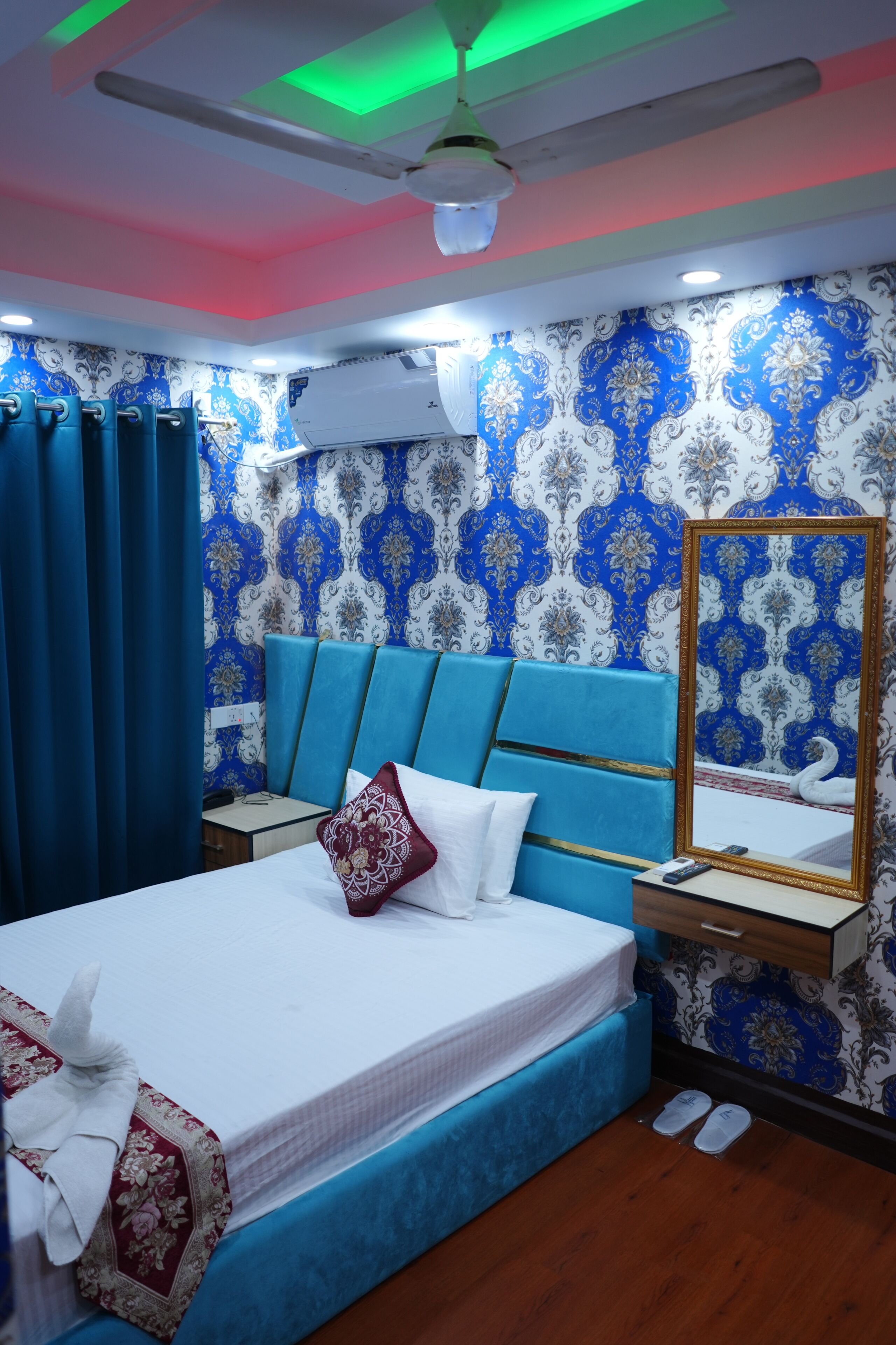 Deluxe Double Room, City View | Living area | 32-inch LED TV with cable channels, streaming services