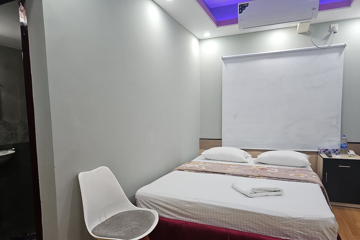 Premium bedding, down comforters, Select Comfort beds, laptop workspace