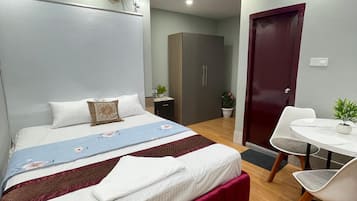 Phòng đôi Deluxe | Bộ đồ giường cao cấp, chăn bông, nệm Select Comfort