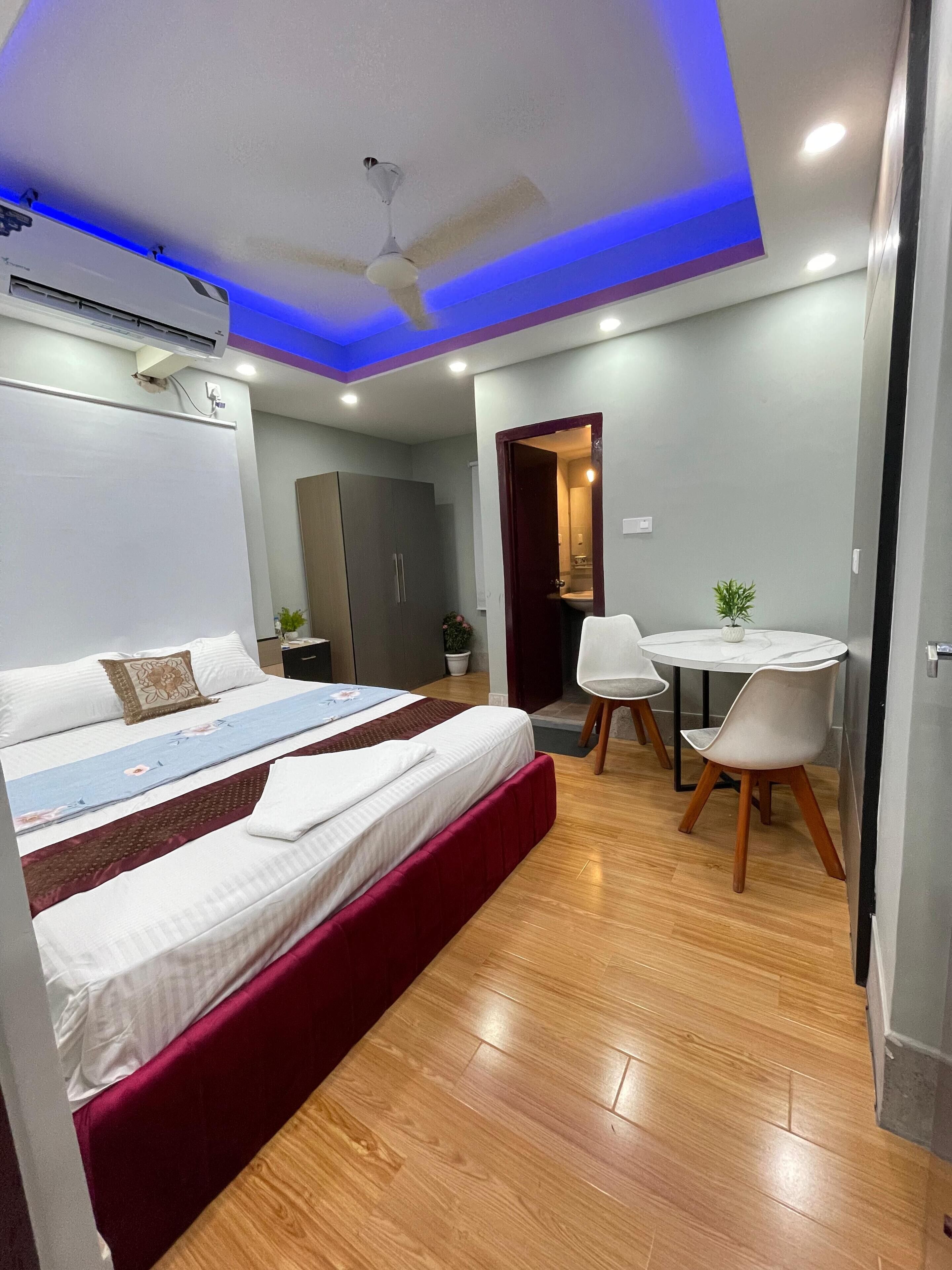 Una habitación de hotel moderna con una cama, un escritorio y una silla.