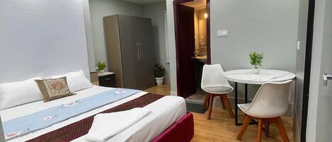 Una habitación de hotel moderna con una cama, un escritorio y una silla.