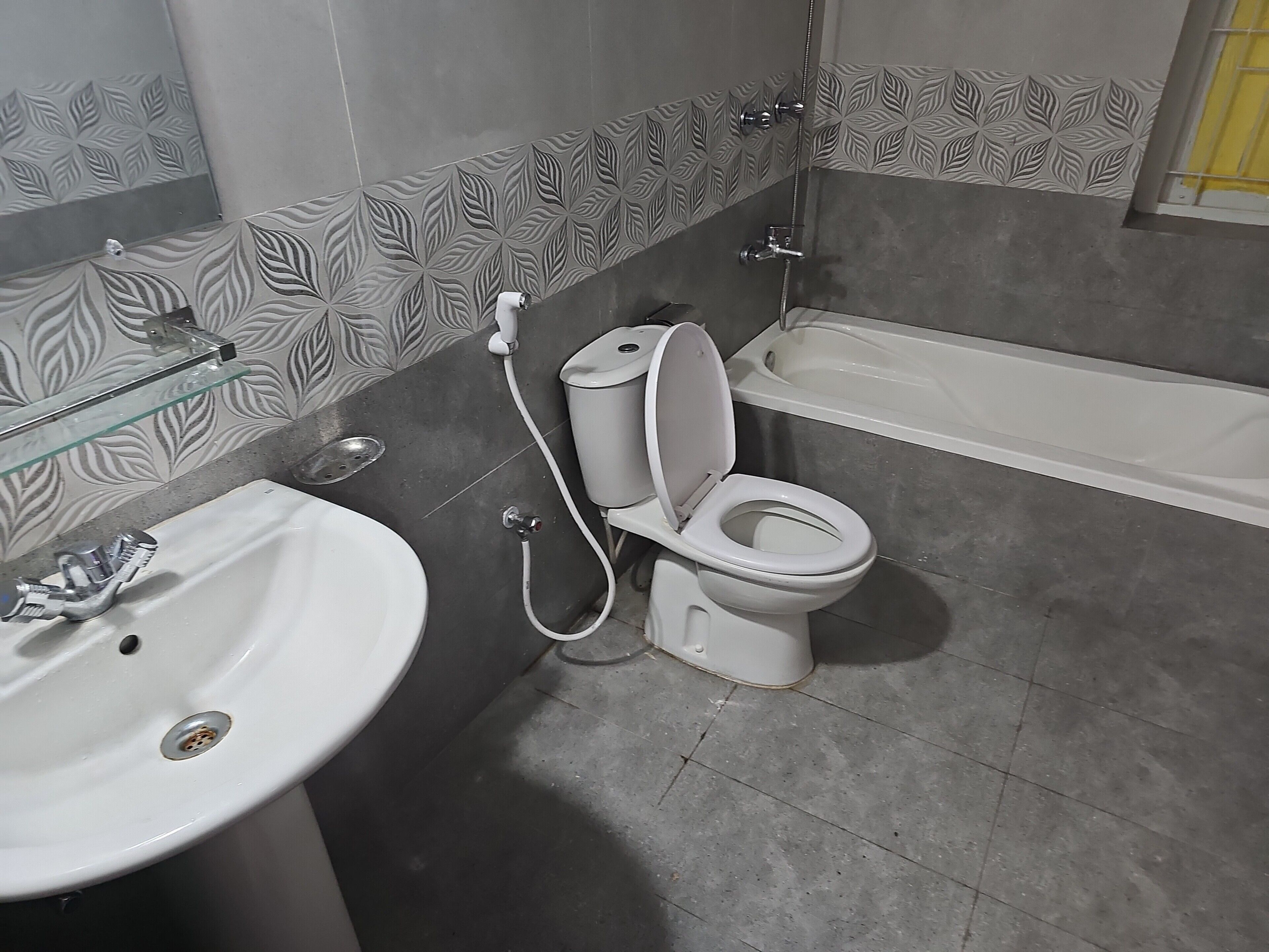 Ein Badezimmer mit Toilette, Waschbecken und Badewanne.