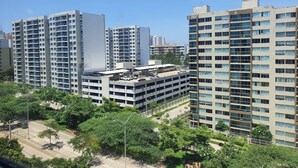 A multi-story parking garage with several levels of parking, surrounded by high-rise residential buildings. - Penthouse de lujo (Barranquilla)
