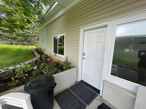 Exterior detail - Peaceful Acres Roomy Triplex - Lighthouse Inn (Soldotna)