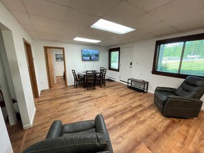 Interior - Peaceful Acres Roomy Triplex - Lighthouse Inn (Soldotna)