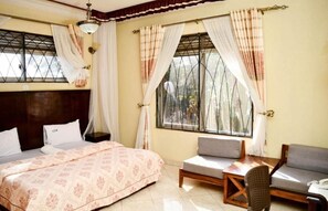 Quarto casal, vista para o lago | Cofres nos quartos, quartos à prova de som, Wi-Fi de cortesia