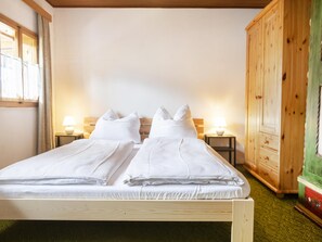 3 slaapkamers, een strijkplank/strijkijzer, internet