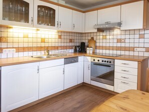 Fridge, oven, stovetop, dishwasher